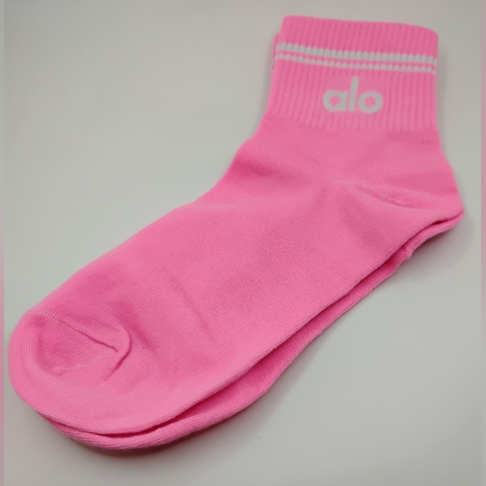 Alo Yoga Unisex Half-Crew Throwback Socks in the Paradise Pink/White colorway BN